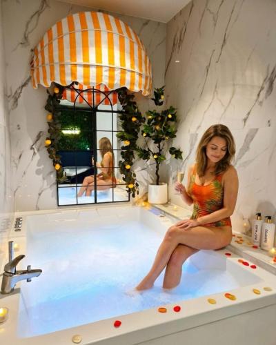 Vernier Apartment | Ciao Bella Wellness Suite - Luxury Jacuzzi, Massage Table & AC in Central Nice