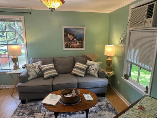 Laurel Apartment | Cicis Hilltop Haven