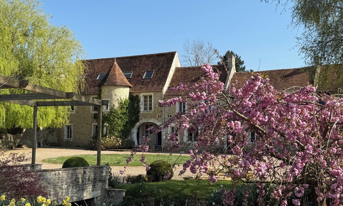 Ernes House | Ciderpress 6-bedroom house set in 1 hectare of gardens with pool and lake