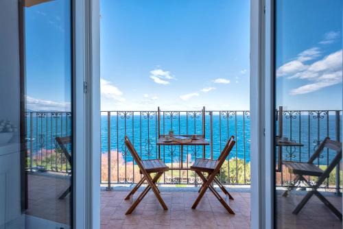 Castelsardo Historic Centre Apartment | “CIELO E MARE”, CASETTA NEL CUORE DEL BORGO ANTICO/“SKY & SEA”, CHARMING IN THE HEART OF OLD VILLAGE