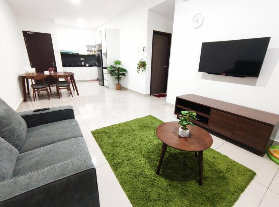 Bandar Penawar Apartment | Cikgukay Desaru Homestay Apartment With Pool View WiFi & Netflix