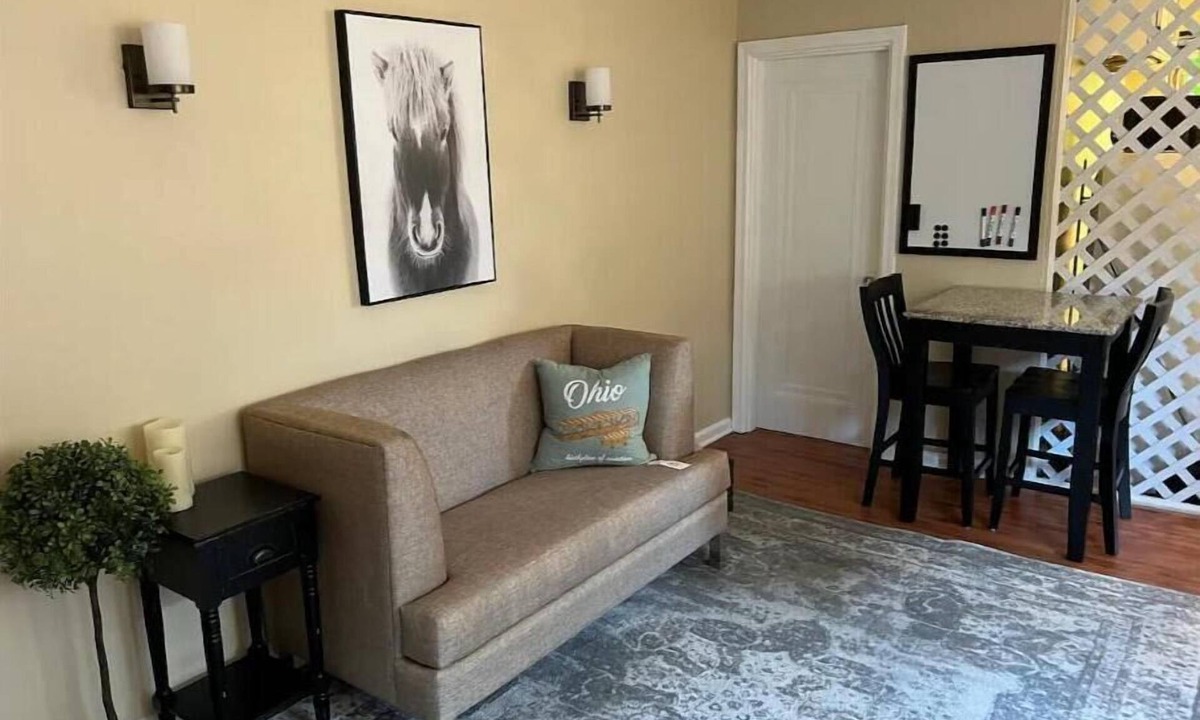 Roselawn Finance Apartment | Cincinnati Themed, Historic Big Sky Apartments!
