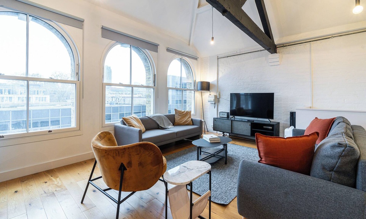 Farringdon Apartment | City Centre Loft | Private Balcony | City View | Elizabeth Line Heathrow