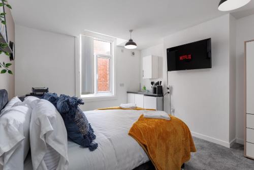Middlesbrough Apartment | City Centre Studio 2 with Kitchenette, Free Wifi and Smart TV with Netflix by Yoko Property