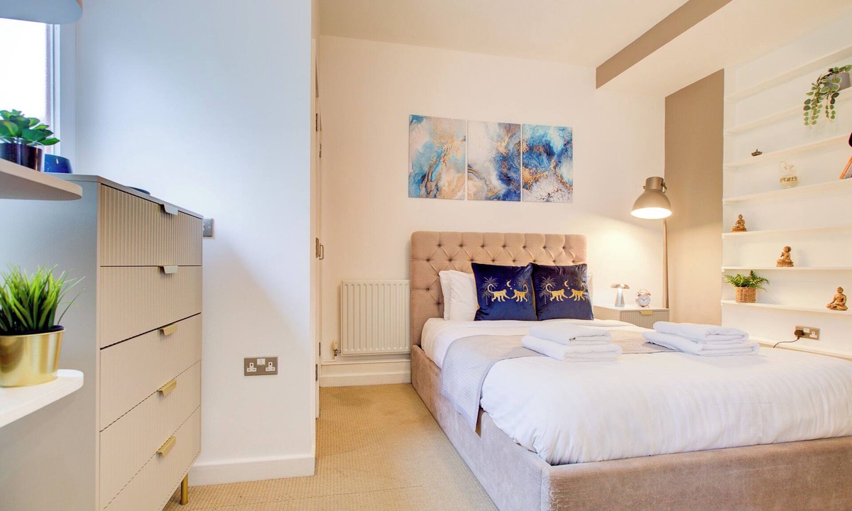 Island Gardens Apartment | City Retreat with Large Outdoor Terrace near Greenwich and Canary Wharf