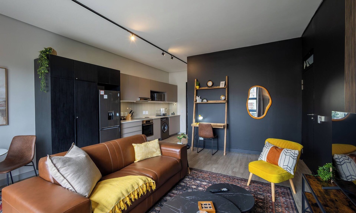 Sandown Apartment | City Views on the Top Floor with King Bed & Work Space