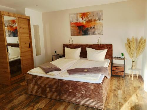 Rodder Apartment | CJS Apartments - Chill or Drive am Nürburgring, new Box Spring Beds, new furniture, free Parking, WLan, TV-Streaming, Quiet Location