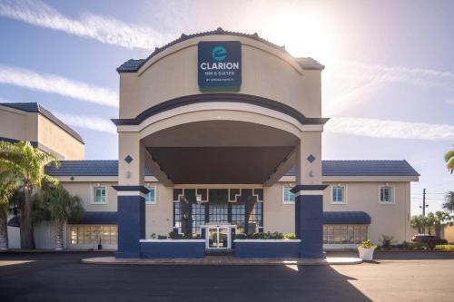 Clearwater Hotel | Clarion Inn & Suites Central Clearwater Beach