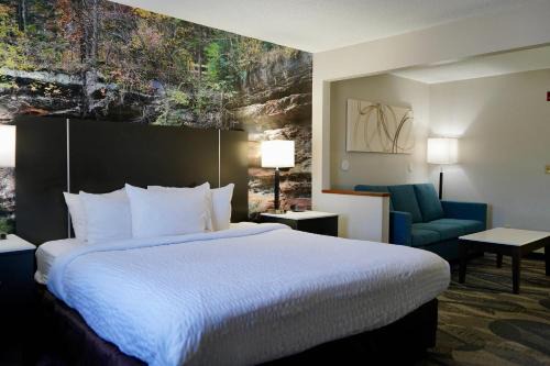 Fairborn Hotel | Clarion Pointe Fairborn near Wright Patterson AFB