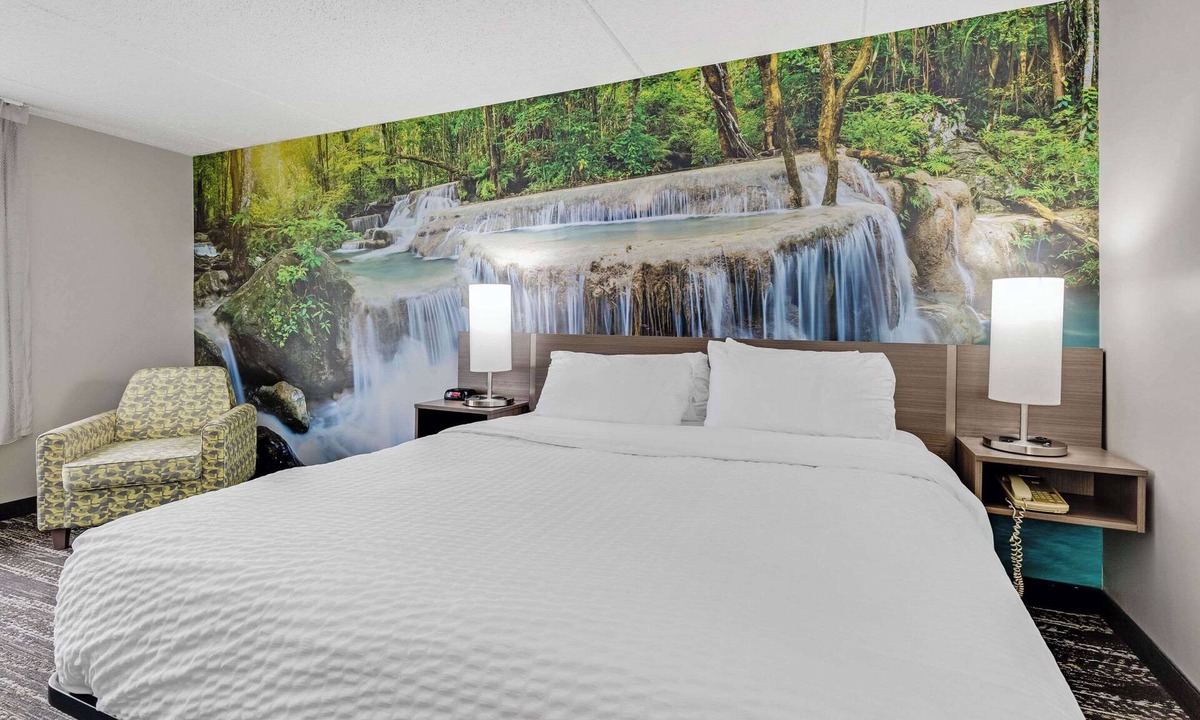 Erie Hotel | Clarion Pointe Near Erie Casino