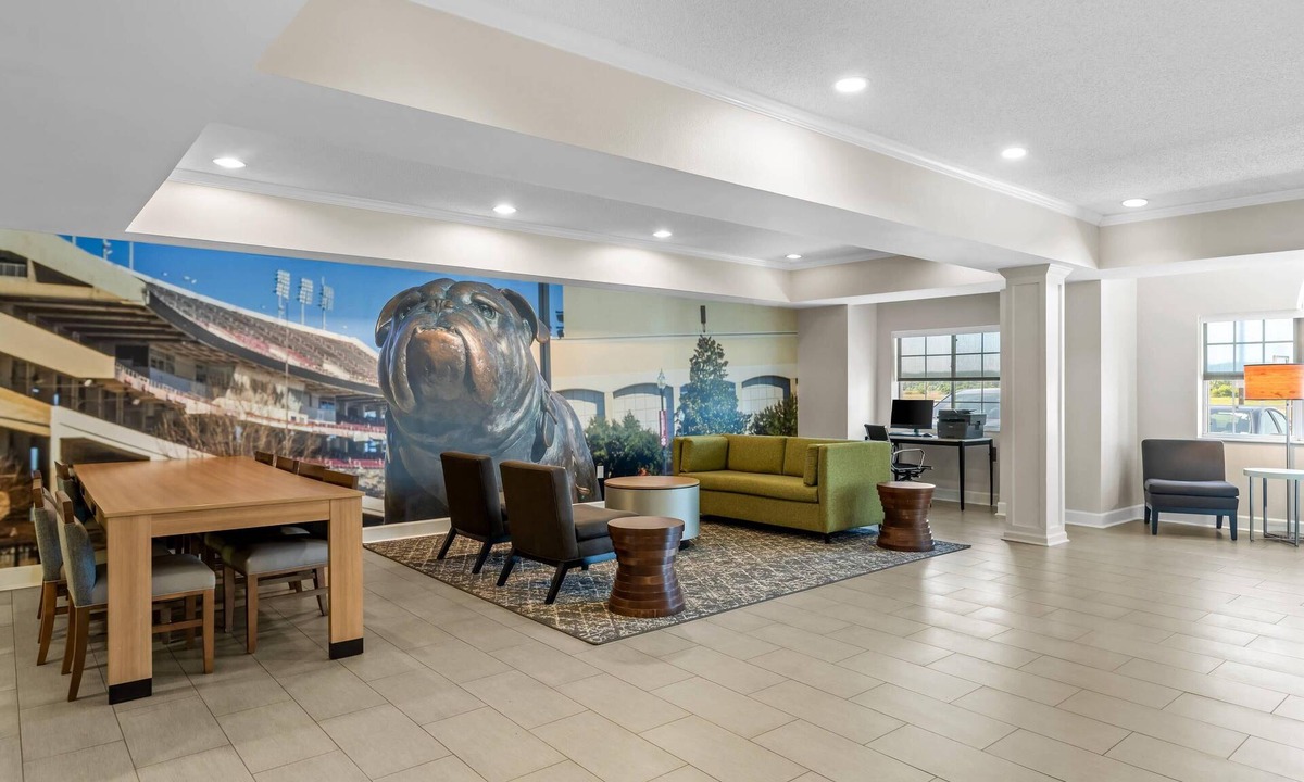 Starkville Hotel | Clarion Pointe Starkville near University