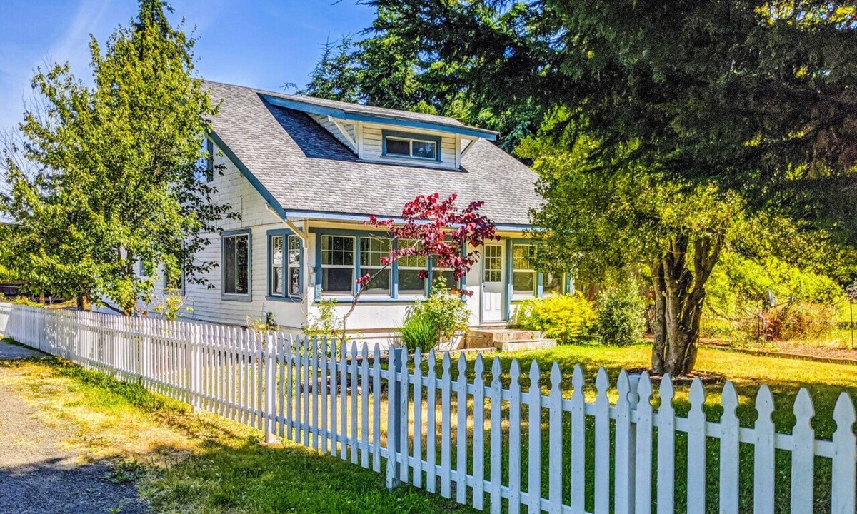 Sequim House | Classic 1914 Sequim Farmhouse Offers Charm, Relaxation, & Fun For The Whole Family!
