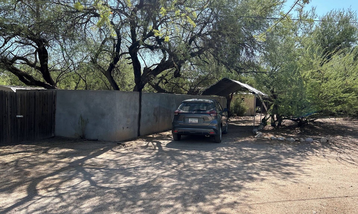 Tanque Verde Cabin | CLASSIC ADOBE ON 10.5 ACRE GUEST RANCH! Sleeps 4! Pool, Full Kitchen! BBQ!