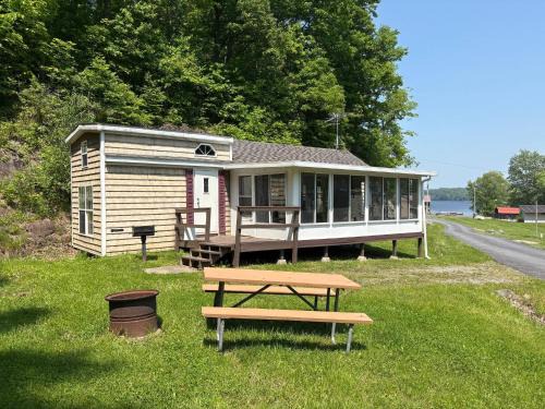 Hammond House | Classic Camper on Black Lake