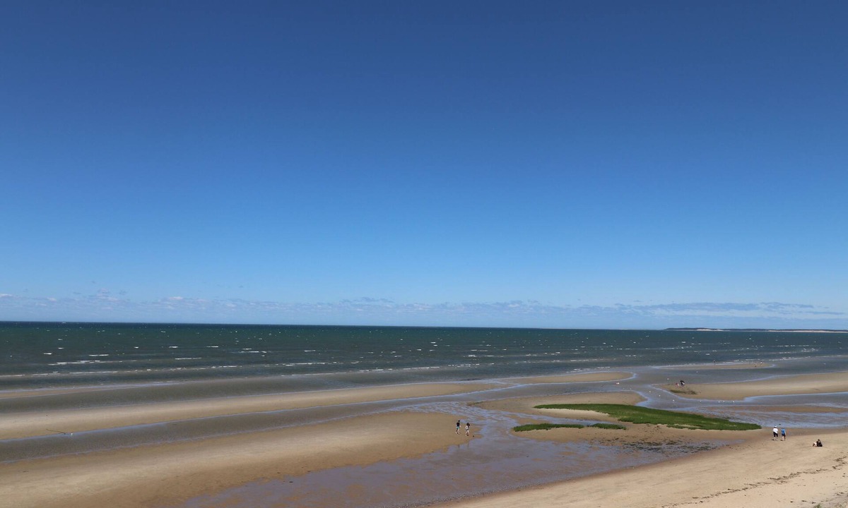 North Eastham Cottage | Classic Capecod cottage over the dune walk to bay beach