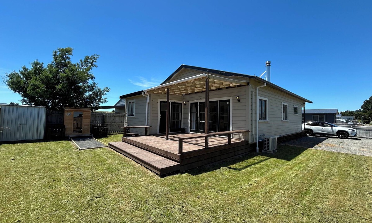 Featherston House | Classic, Comfy and Cosy 1922 Bungalow, with modern comforts, in Featherston.