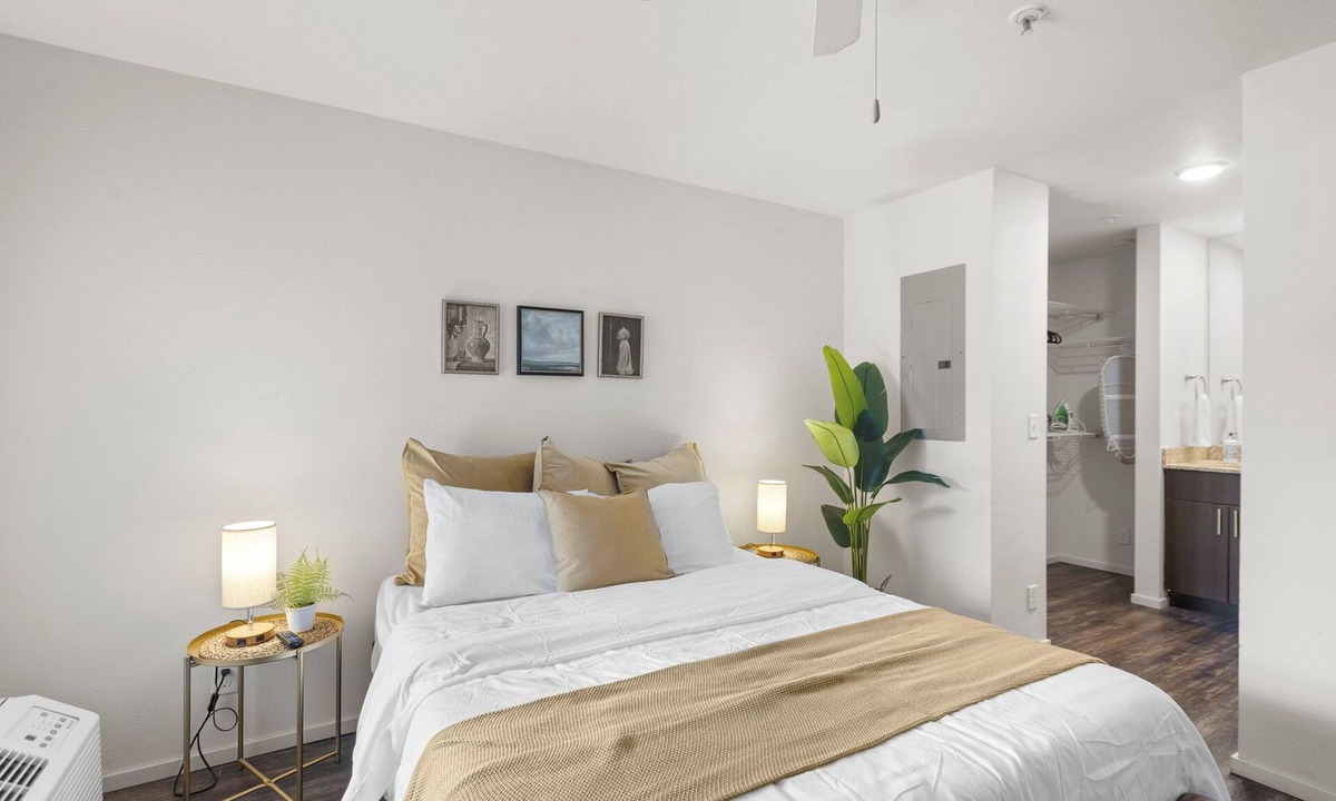 Prairie Village Apartment | Classic Corner Queen BD No Stairs Fast WiFi Parking
