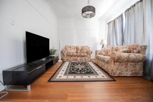 Corio Apartment | Classic decor, freshly painted 3 bedroom and 2 bathroom quiet home