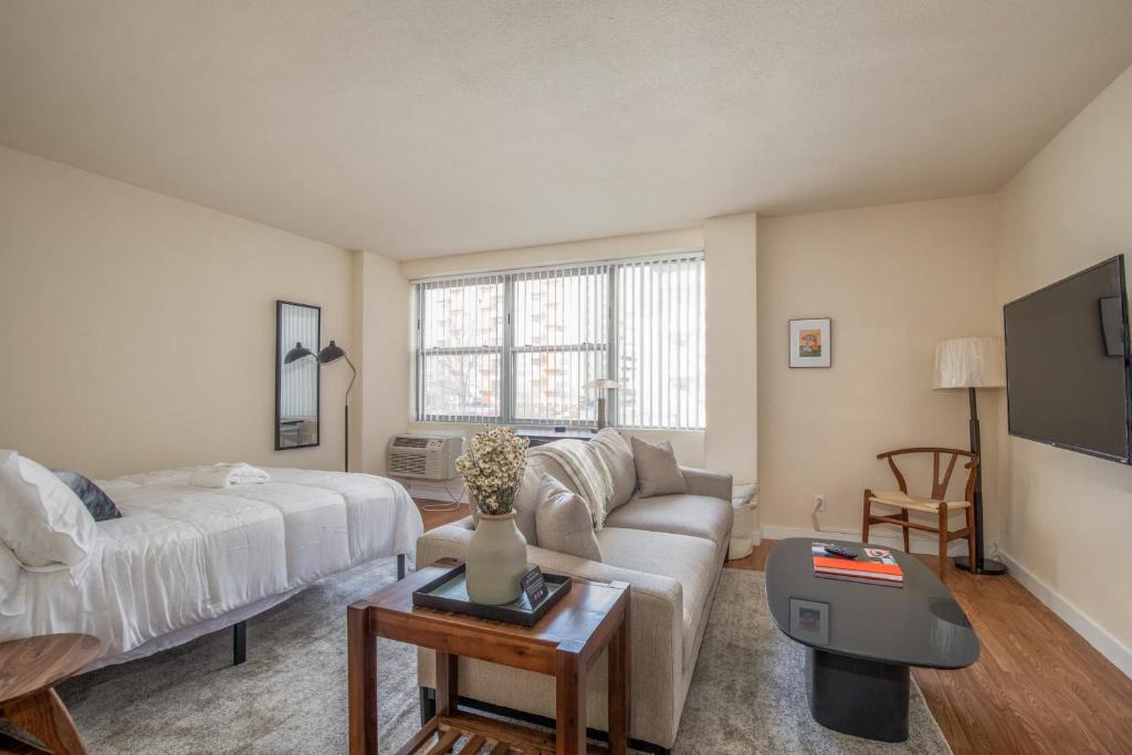 Downtown West Apartment | Classic DT 1BR with City View by Zencity