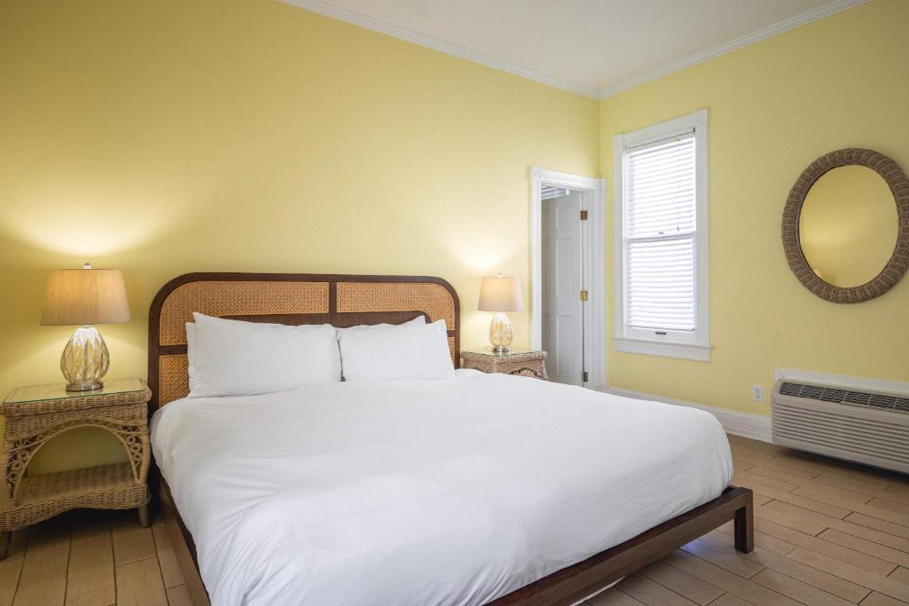 Historic Seaport Hotel | Classic King- Curry Mansion with Heated Pool!