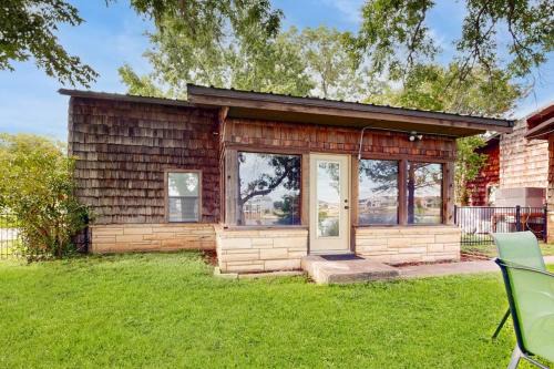 Kingsland House | Classic Lakefront Cottage with Private Dock, Lovely Lake View, Backyard & WiFi