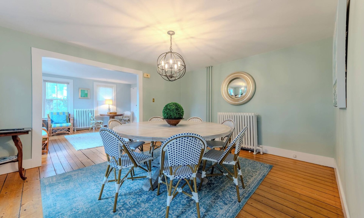 West Mystic House | Classic Mystic Retreat Walking Distance to Downtown