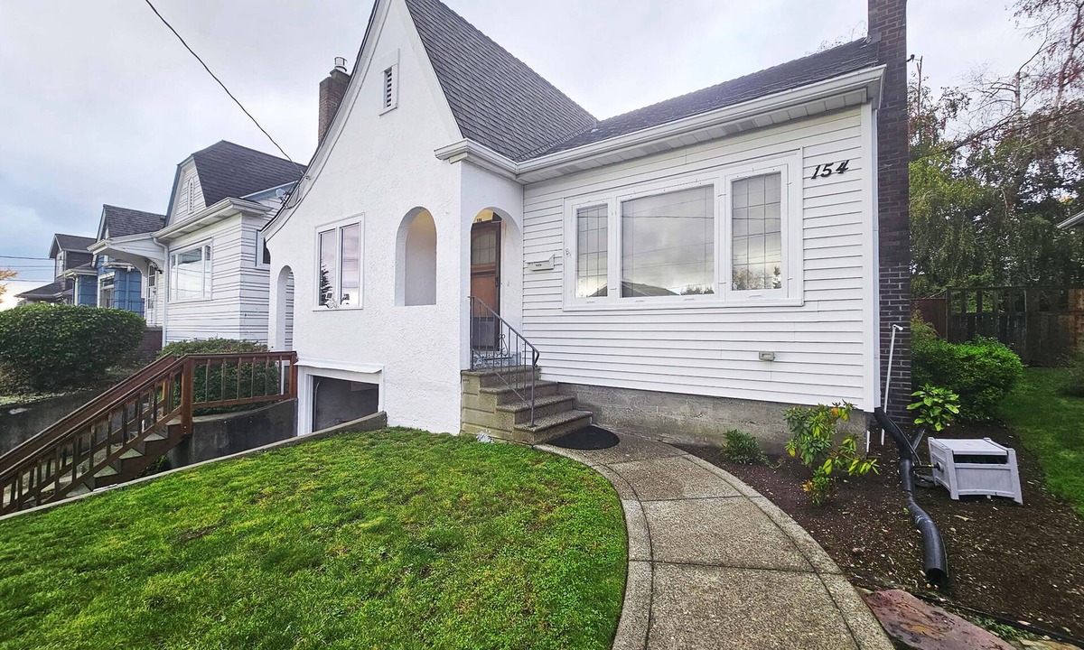 Phinney Ridge House | Classic Phinney Ridge Gem, Renovated 4BR Walk to Green Lake & Woodland Park Zoo