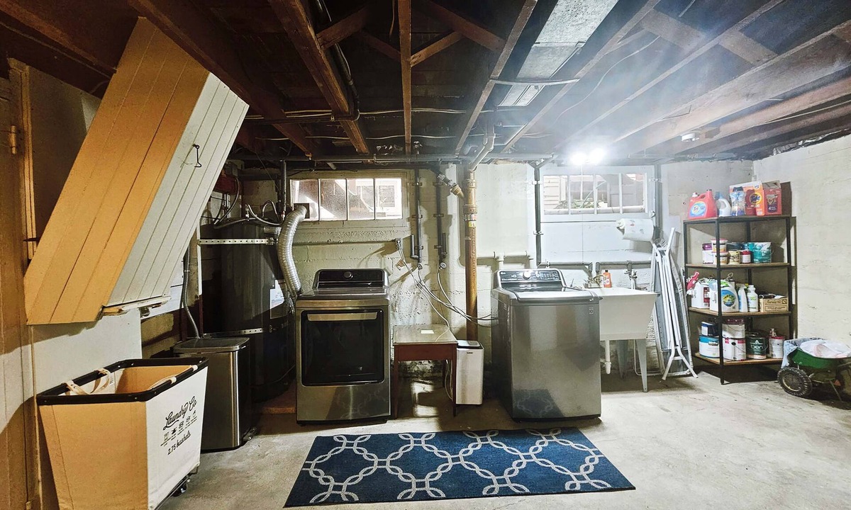 Phinney Ridge House | Classic Phinney Ridge Gem, Renovated 4BR Walk to Green Lake & Woodland Park Zoo