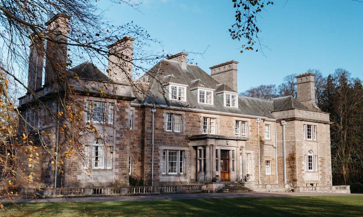 Forres House | Classically beautiful large family friendly retreat, situated on the Moray Firth