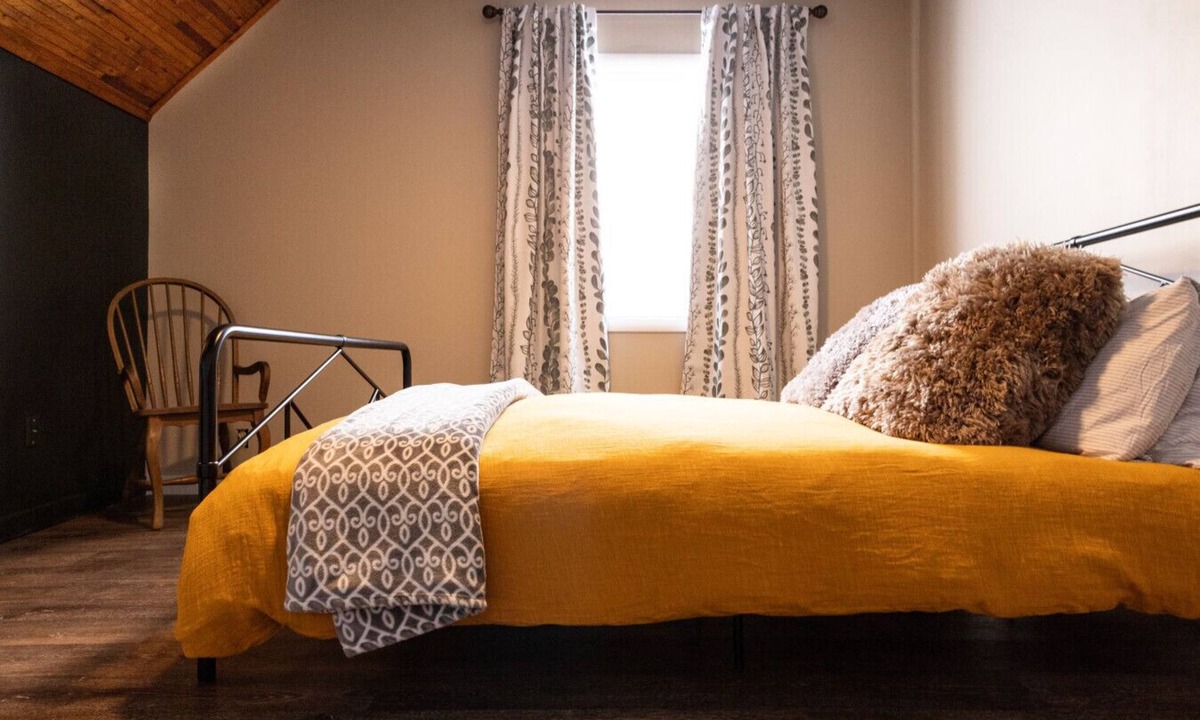 Torrington Apartment | Classy Private Apt - 3 Beds 2nd Flr - Near Downtown