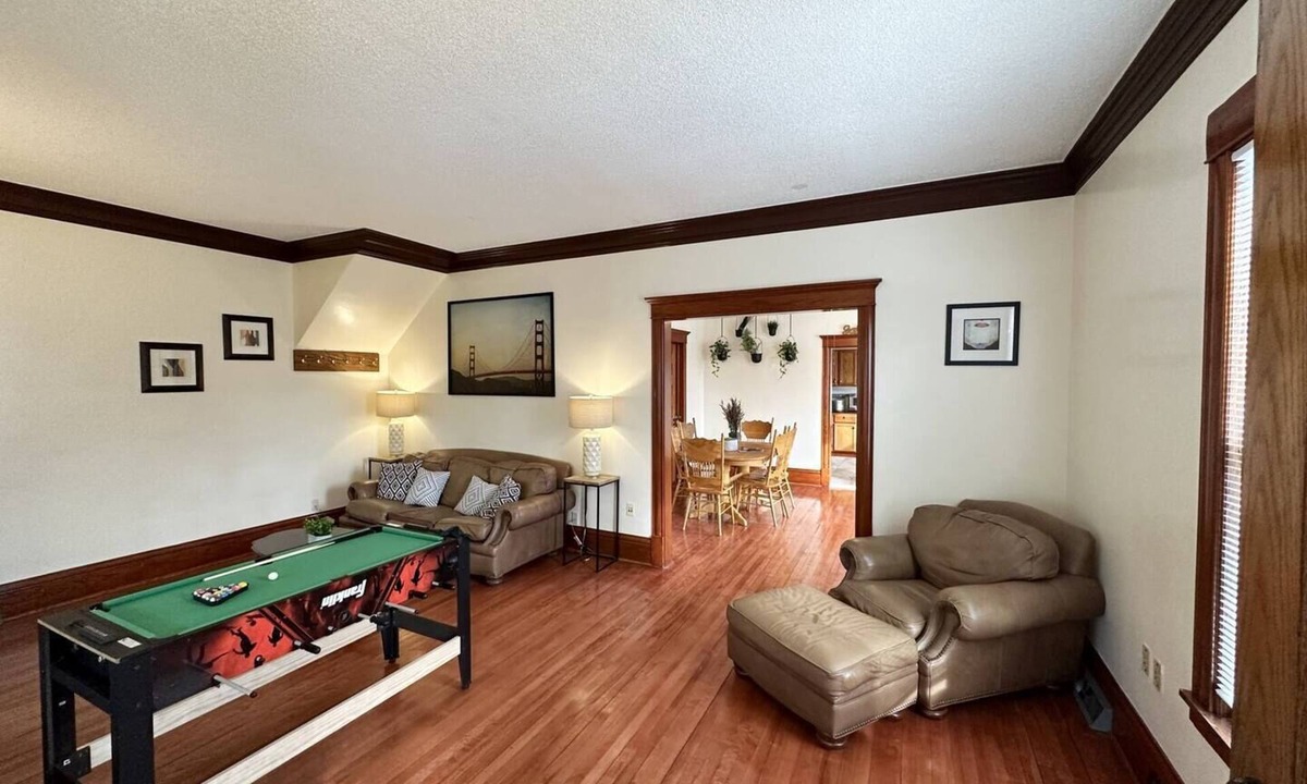 Downtown Minneapolis Apartment | Clean 1st floor 4 bedroom Near Downtown [1-4]