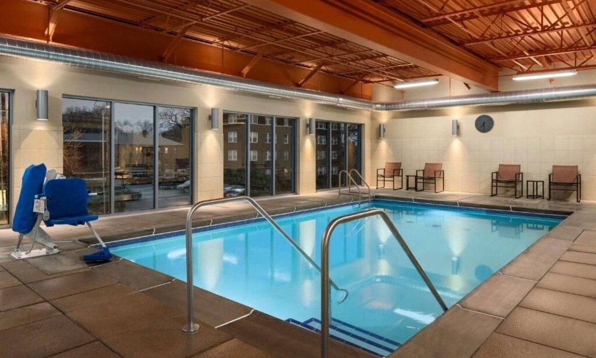 North Clayton Hotel | Clean and Comfortable Room Near St. Louis Art Museum and St. Louis Zoo - 4 miles