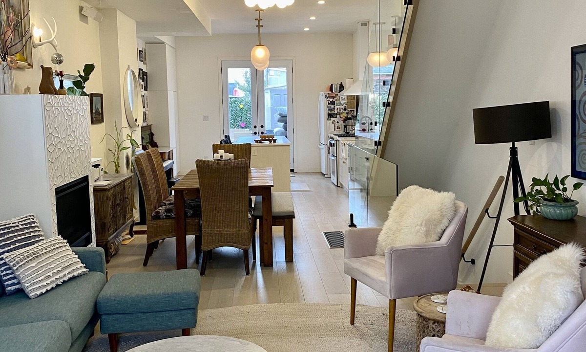 Leslieville House | CLEAN AND COMFORTABLE. Walking distance to beach, shops and top restaurants.