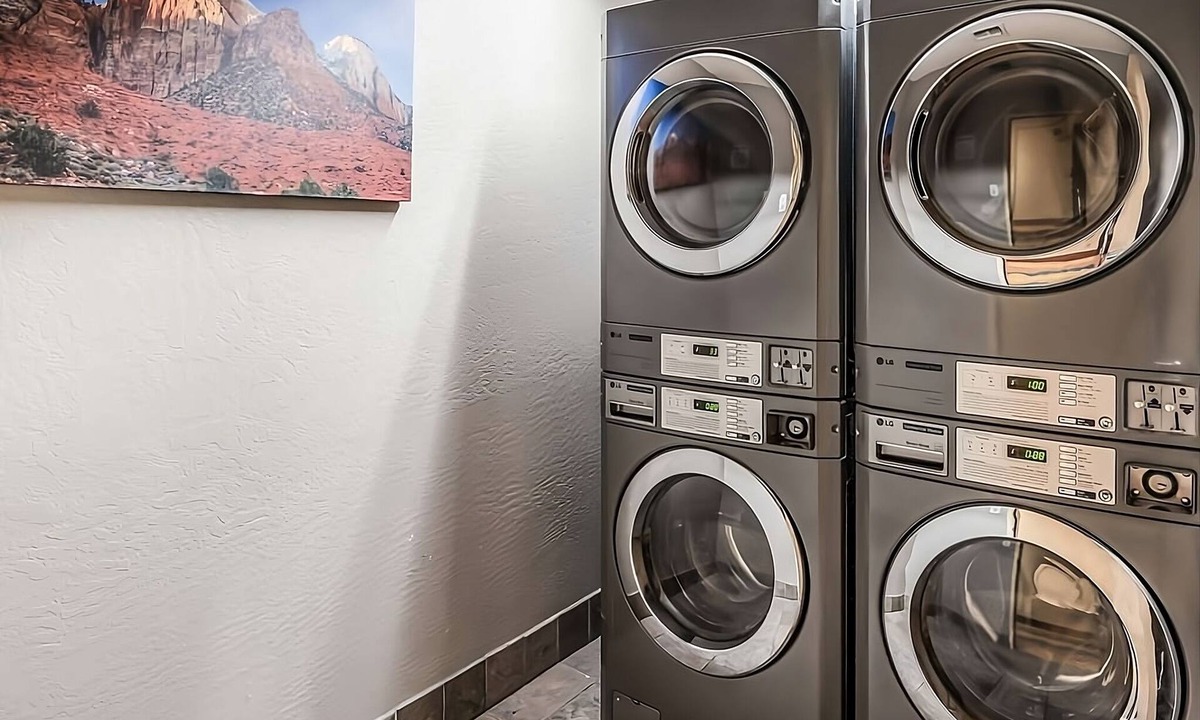 Palm Valley Hotel | Clean and Modern Unit, Pool, Parking, Breakfast, Free Wifi