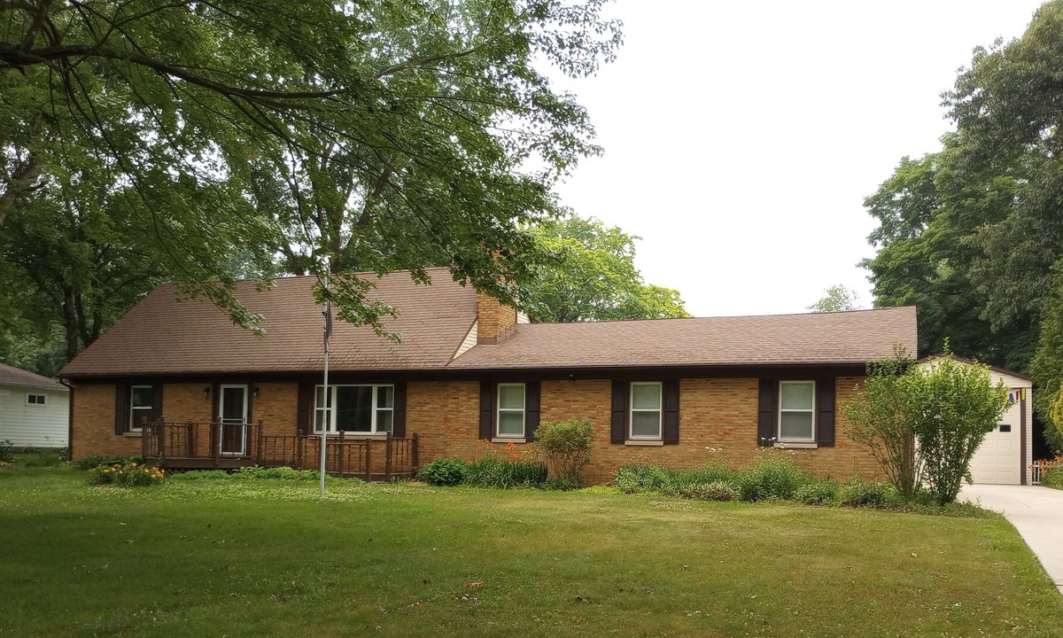 Akron House | Clean and spacious 3 bedroom home with charm & great vibes. Welcome to my home!