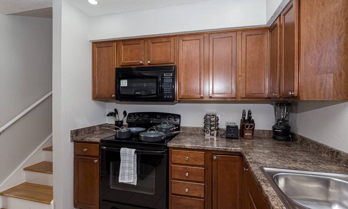 Bettendorf House | Clean and updated with a Hot Tub Minutes away from the new Bettendorf Waterpark