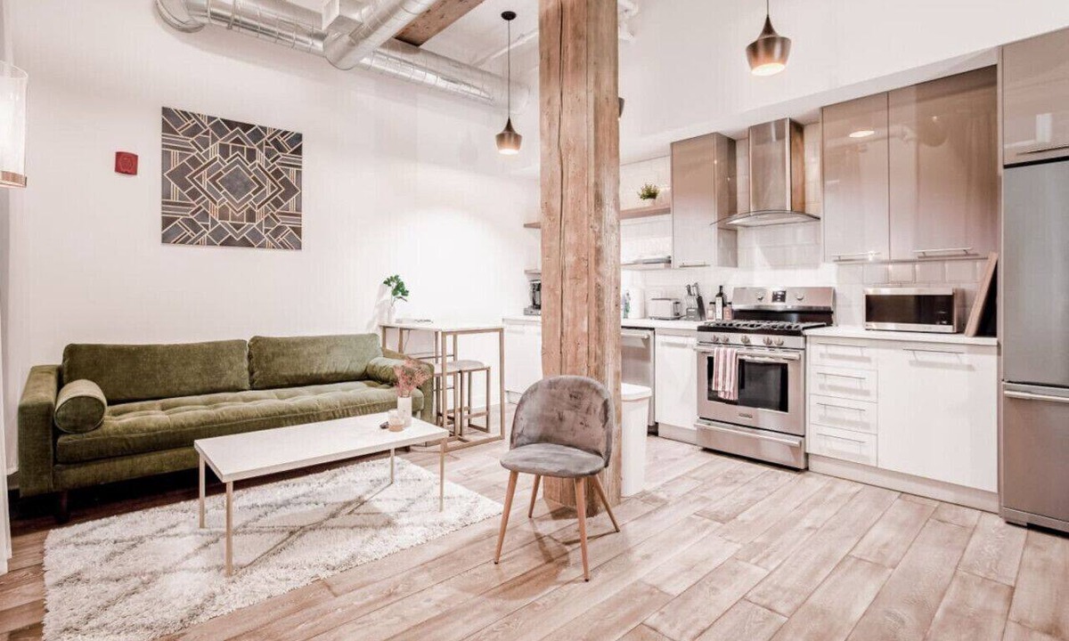 Central Business District Condo | Clean, Art Deco 1000sqft Condo Downtown + Free Gated Parking