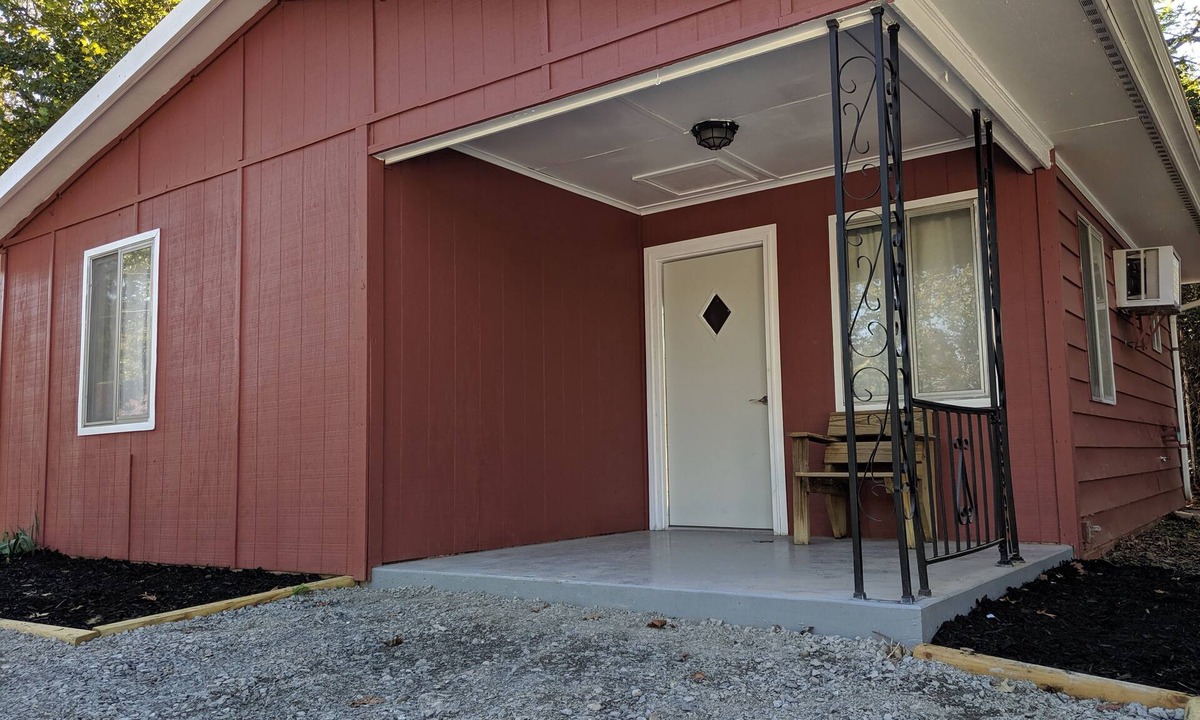 Cadiz Cabin | Clean, full kitchen, stand alone cabin