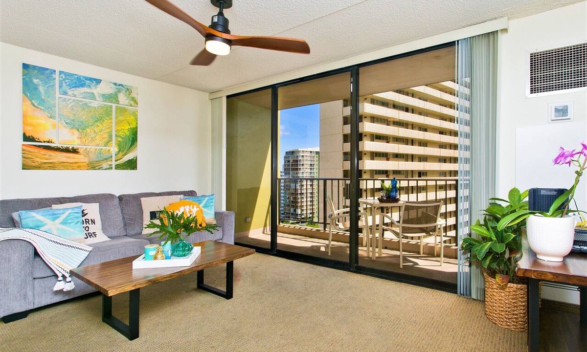 Waikiki Condo | Clean one bedroom With AC, Full Kitchen, Free WiFi, one block to Beach!