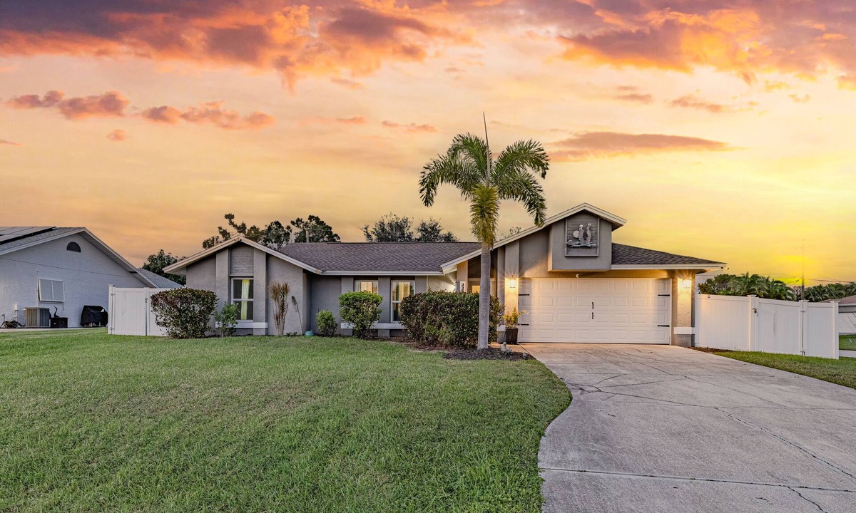 Lochmoor Waterway Estates House | Clean pool house with 70" TV nearby beaches, shopping and restaurants