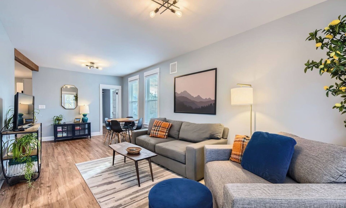 Irving Park East Apartment | Clean & sunny, 2bd, private deck, 15min to Wrigley!
