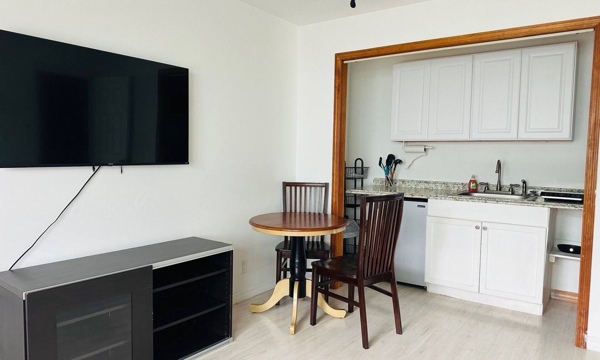 Tropic Apartment | Clean, well-maintained studio, private entrance; 7 min to the beach.
