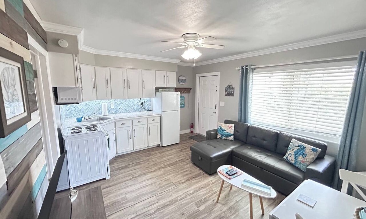 Bay Esplanade Apartment | Clearwater Beach Chic 1BR Suite in Boutique Motel just steps away from the sand