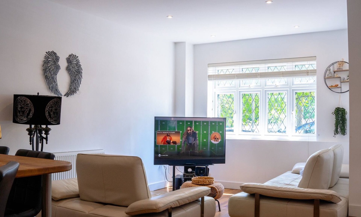 London Borough of Bromley House | Cleave House -3bed/2bath with Garden Stunning Holiday/Contractor Accommodation