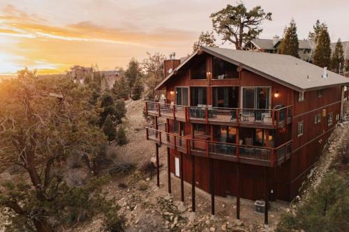 Castle Glen Estates House | Cliffhanger Cabin