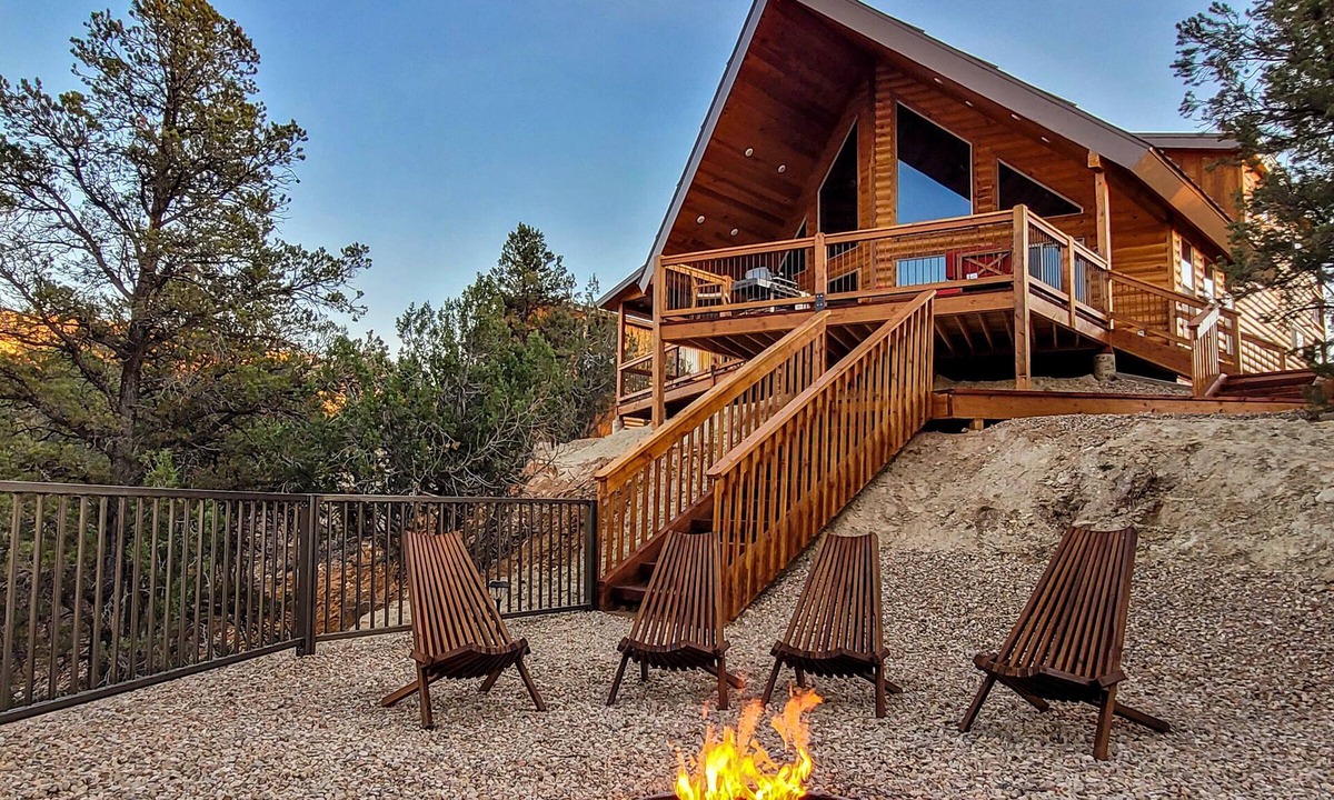Orderville House | Cliffs Edge | Private hot tub | Zion NP
