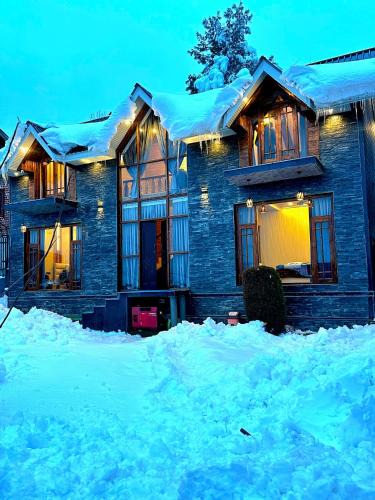 Srinagar House | Cliffside cottage