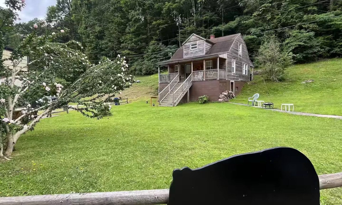 Bramwell Cabin | Climbing Bear - Black Bear Lodge WV