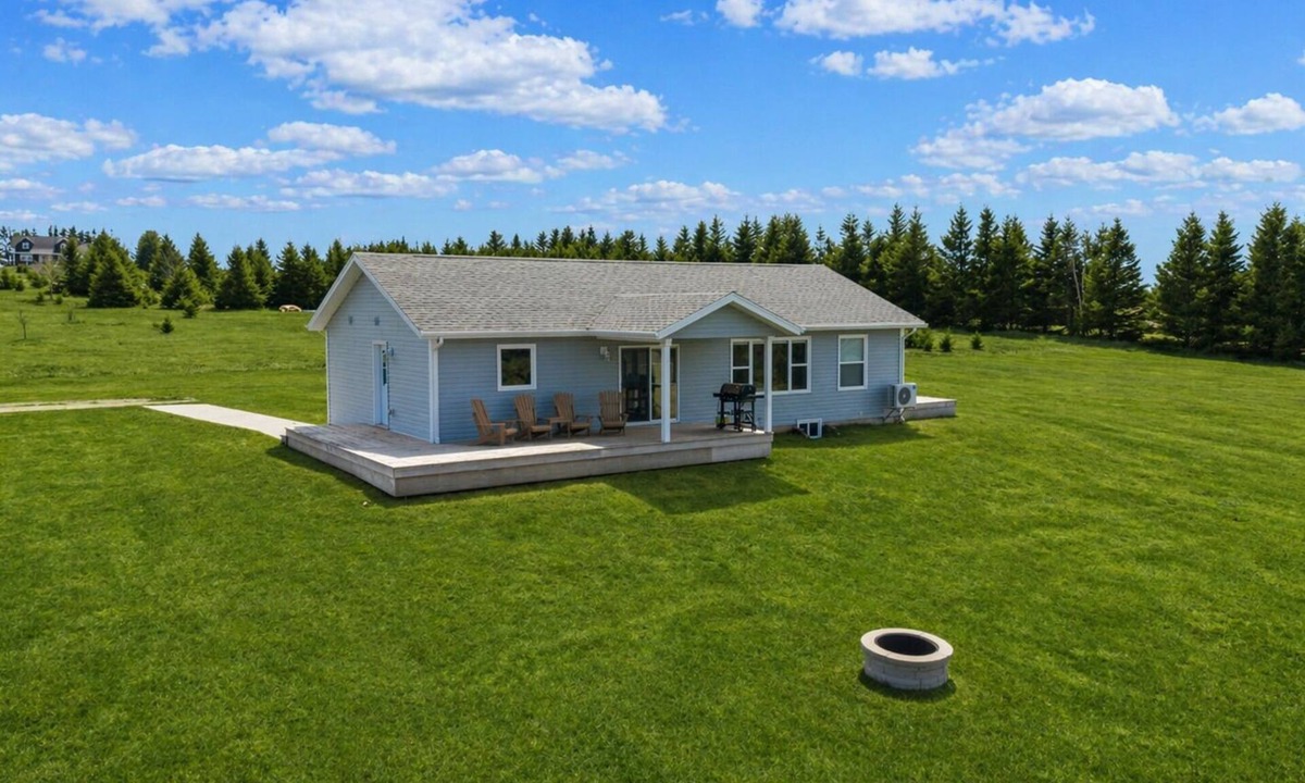 Clinton House | Clinton Sunset Retreat ! 3 Bedrooms 2 Bathrooms. 180 degree water views!