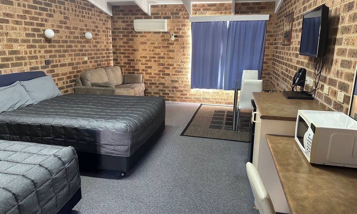Coonabarabran Hotel | Clock Tower Motor Inn
